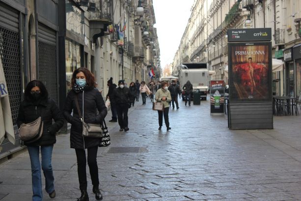 Ultimo giorno senza l’obbligo di mascherine nelle vie dello shopping: in centro in tanti le indossano già Ultimo giorno senza l’obbligo di mascherine nelle vie dello shopping: in centro in tanti le indossano già