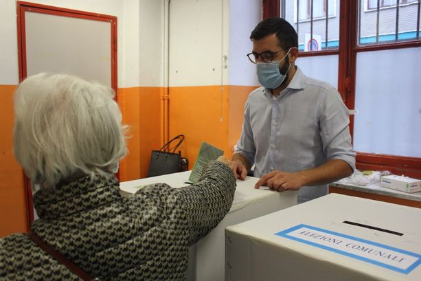 Elezioni, a mezzogiorno a Torino l'affluenza è del 9,62%: nettamente inferiore alla media nazionale Elezioni, a mezzogiorno a Torino l'affluenza è del 9,62%: nettamente inferiore alla media nazionale