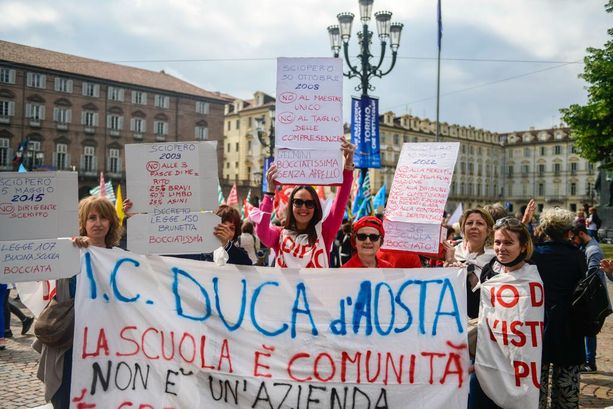 Scuola, sciopero nazionale: anche in piazza Castello gli insegnanti mettono il Governo dietro la lavagna [FOTO]