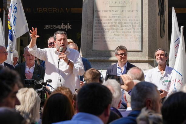 Salvini a Varese: «Abituato alle polemiche di Bossi». Ma dal palco lo ringrazia: «Senza di lui non saremmo qui»