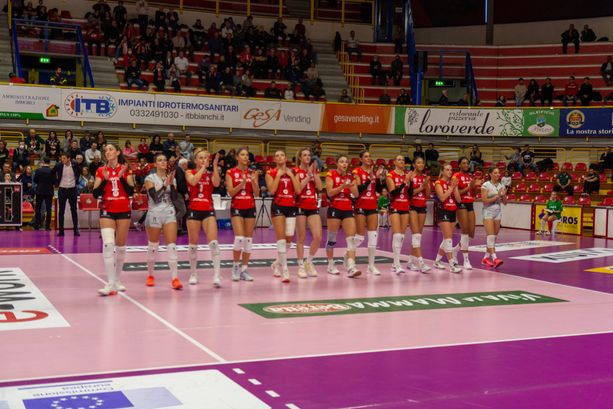 FOTO Hurrà Uyba contro Pinerolo. Evviva le farfalle in rosso