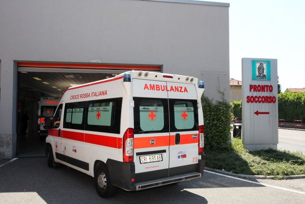 Paura in centro a Varese: donna di 73 anni cade in piazza Repubblica, è grave