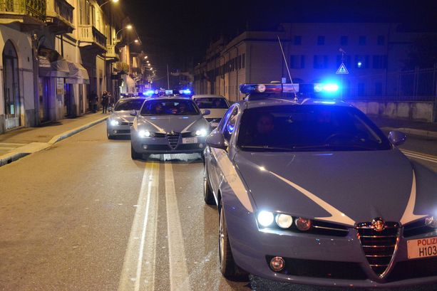 La banda della Ford rossa presa dalla polizia dopo un colpo in appartamento. Per darsi alla fuga hanno speronato la Volante La banda della Ford rossa presa dalla polizia dopo un colpo in appartamento. Per darsi alla fuga hanno speronato la Volante