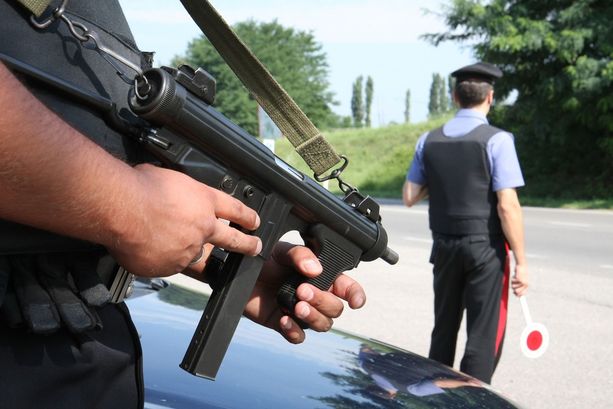 Non si ferma all'alt e si scontra contro l'auto dei carabinieri: giovane arrestato Non si ferma all'alt e si scontra contro l'auto dei carabinieri: giovane arrestato