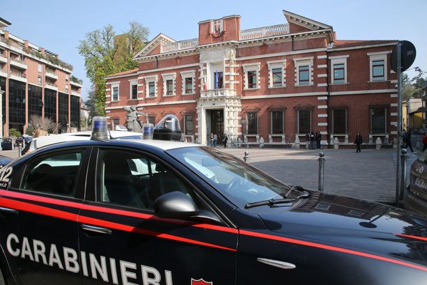 Rapine con pistola e fascette per immobilizzare le vittime: così agiva la "banda Vasi"