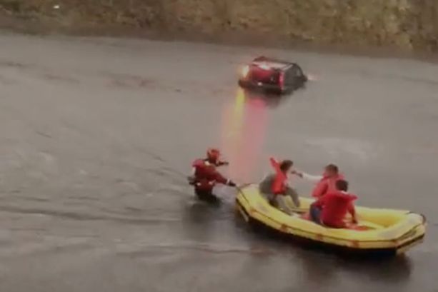 Nubifragio su Malpensa, auto sommerse: salvate dieci persone intrappolate nei sottopassi allagati. Nell'area Cargo evacuazioni con i gommoni