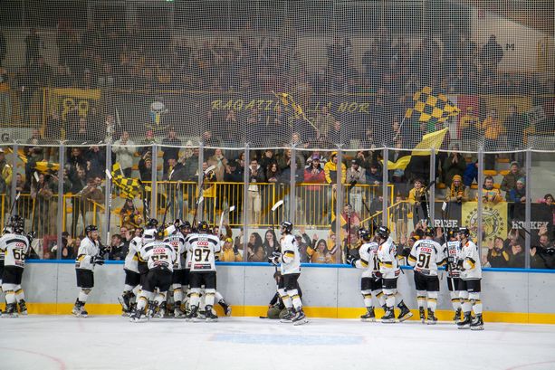 FOTO E VIDEO. Tutta Varese crede nel sogno dei Mastini: 1.100 tifosi per il 5-2 al Dobbiaco. «Torno qui dopo 40 anni ed è tutto come una volta...» FOTO E VIDEO. Tutta Varese crede nel sogno dei Mastini: 1.100 tifosi per il 5-2 al Dobbiaco. «Torno qui dopo 40 anni ed è tutto come una volta...»