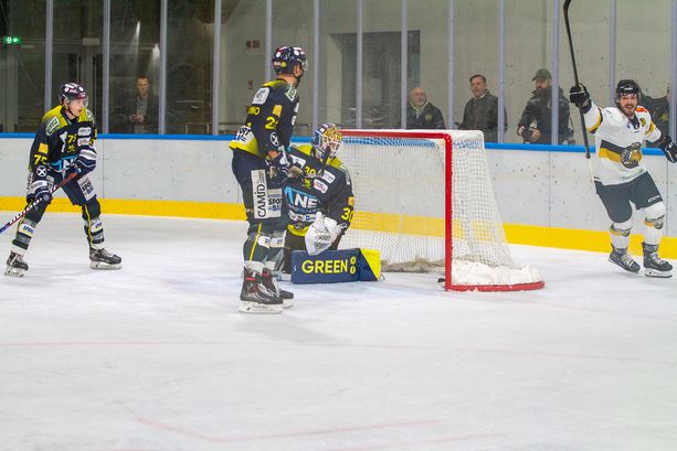VIDEO E FOTO. Desautels alla Messi: pandemonio all'Acinque Ice Arena per il primato matematico dei Mastini