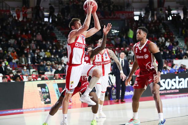 Applausi a chi stasera non avrebbe mai potuto vincere