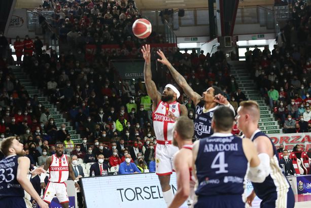Varese "finisce" la Effe e la sua agonia: si rimane in Serie A Varese "finisce" la Effe e la sua agonia: si rimane in Serie A