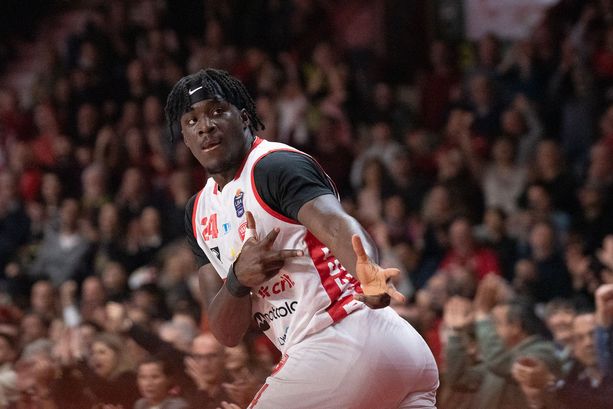 Sassari battuta, Masnago può cantare: «Non retrocede, Varese non retrocede...»