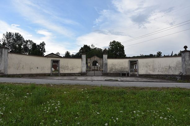 Furto al cimitero di Capolago: rubati crocifissi e oggetti funerari in ottone