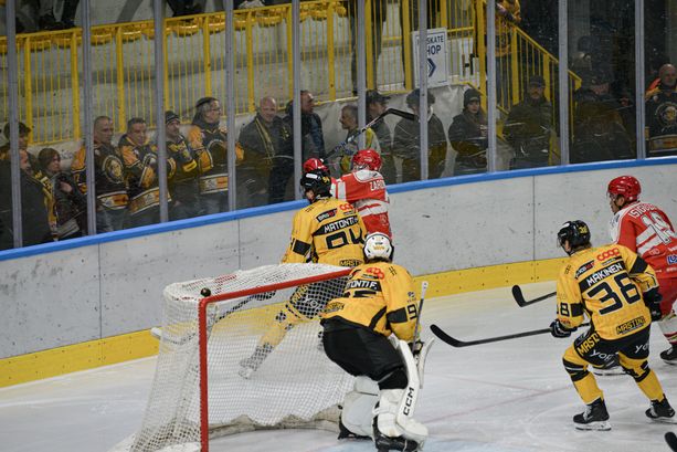 FOTO. Quanto credi nel tuo supereroe, lui alla fine arriva: Marcello Borghi nella bolgia dà al Varese il punto del 2-1