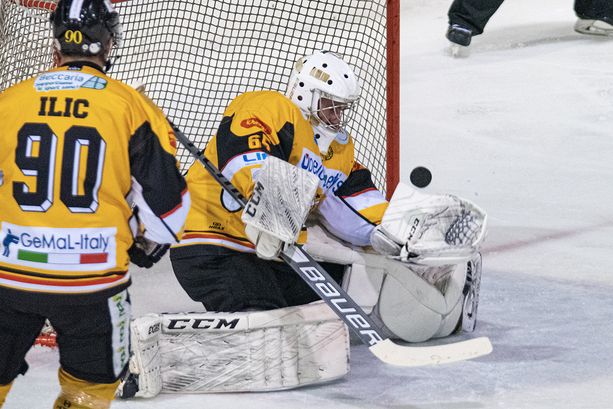 FOTO. SerraTura chiude la porta e apre il sogno: para 8 rigori e il Merano cade. Questa è tutta per Devèze!