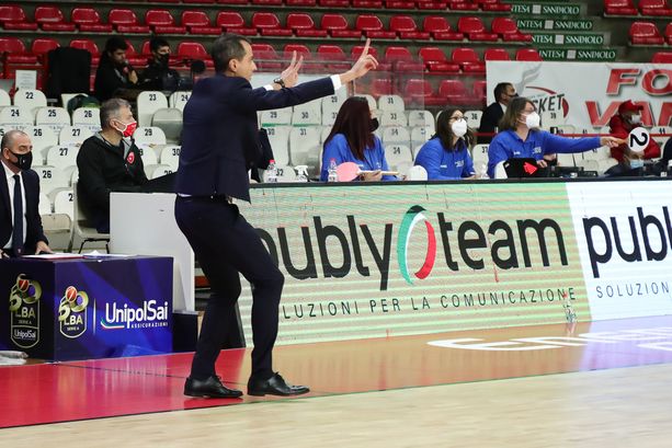 I due cammini per la sopravvivenza di una squadra e di una società I due cammini per la sopravvivenza di una squadra e di una società