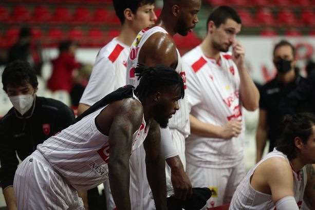 L’eterno dilemma tra stanchezza ed errori in un match mai davvero nato L’eterno dilemma tra stanchezza ed errori in un match mai davvero nato