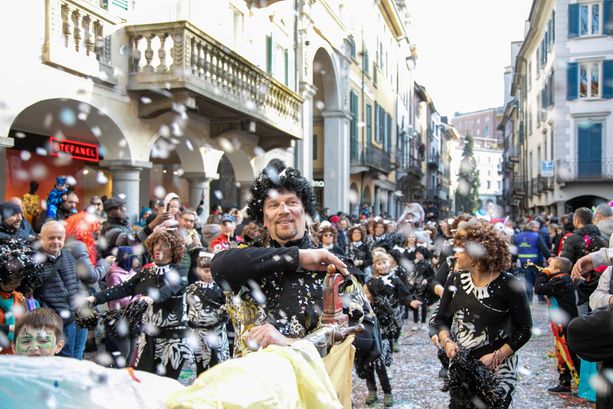FOTO e VIDEO - Carnevale a Varese, tutte le immagini. Il Re Bosino "tira le orecchie" al Comune...