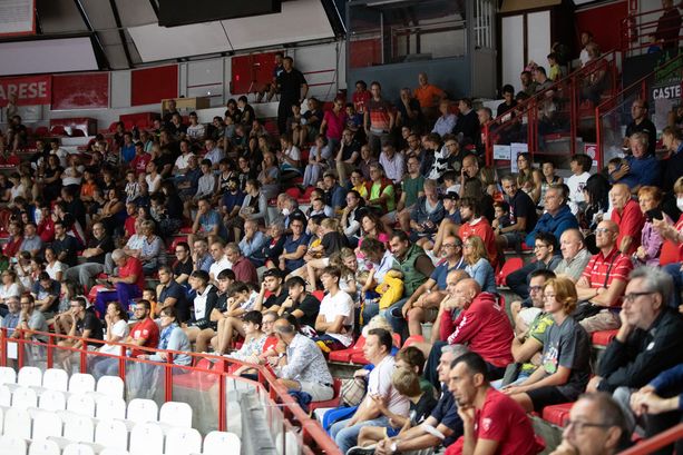 FOTOGALLERY L'abbraccio della gente al primo allenamento a porte aperte della Pallacanestro Varese