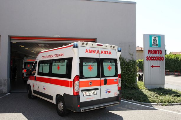 Un altro incidente sulle strade del Varesotto: scontro tra un'auto e una moto ad Arcisate. In ospedale un ragazzo di 22 anni