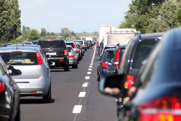 Schianto tra tre auto sull'Autostrada dei Laghi: chiuso il bivio A4/A8 verso Varese, traffico nel caos Schianto tra tre auto sull'Autostrada dei Laghi: chiuso il bivio A4/A8 verso Varese, traffico nel caos