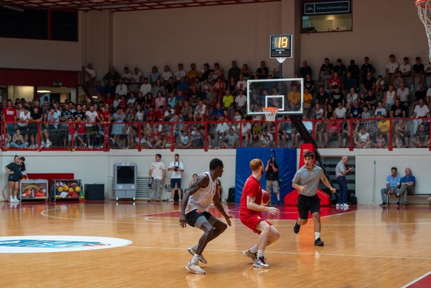 FOTOGALLERY. «Forza lotta e vincerai, non ti lasceremo mai»: l'Openjobmetis riparte da quello che nessuno ha. Il suo pubblico da scudetto