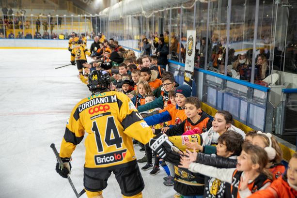 FOTO Nessuno sa soffrire e gioire come i Mastini: 3-1, secondo posto e festa con centinaia di bimbi FOTO Nessuno sa soffrire e gioire come i Mastini: 3-1, secondo posto e festa con centinaia di bimbi