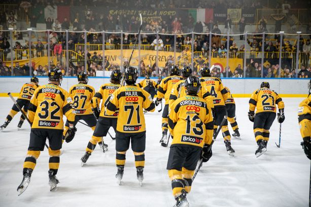 FOTO Lasciateci cantare, siamo gialloneri. Schina fa il Messi, batte il Caldaro e ci consegna il primo posto FOTO Lasciateci cantare, siamo gialloneri. Schina fa il Messi, batte il Caldaro e ci consegna il primo posto