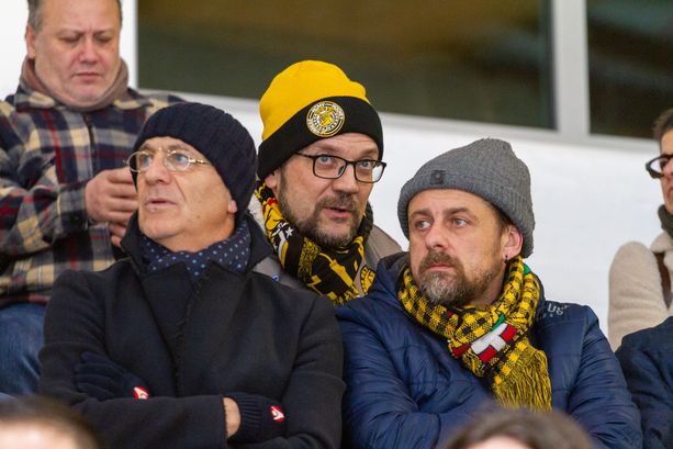 FOTOGALLERY. Il condottiero Beppe Sannino nel cuore della torcida giallonera all'Acinque Ice Arena FOTOGALLERY. Il condottiero Beppe Sannino nel cuore della torcida giallonera all'Acinque Ice Arena