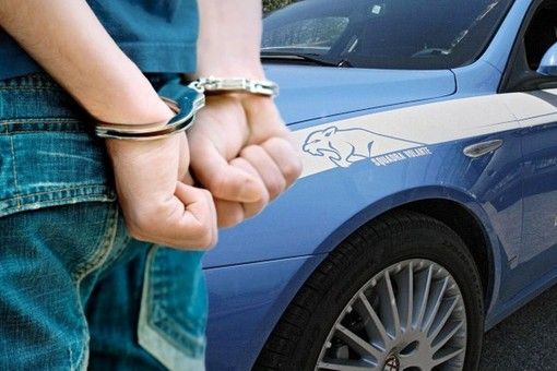 Violenza sessuale aggravata ai danni due minorenni: perquisizioni anche in provincia di Varese