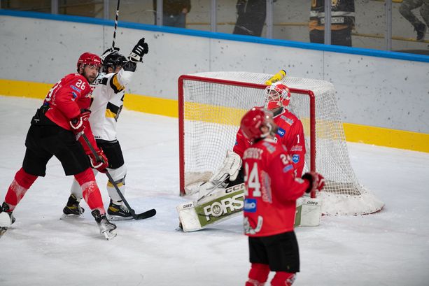 Non aprite quella porta. Ma poi arriva Desautels: 3-2 e primo passo del Varese verso la finale Non aprite quella porta. Ma poi arriva Desautels: 3-2 e primo passo del Varese verso la finale