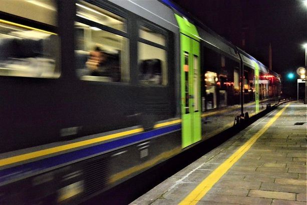 Tragedia a Lonate Pozzolo, morto un uomo travolto da un treno