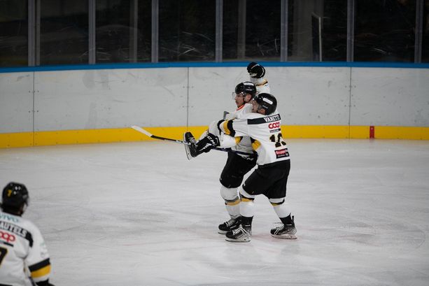 VIDEO e FOTO. Quando si gioca a hockey, i Mastini battono il Bressanone con 2 gol in 8 secondi (4-1). Dedicato agli eroi del secondo scudetto vinto il 4 marzo dell'89 VIDEO e FOTO. Quando si gioca a hockey, i Mastini battono il Bressanone con 2 gol in 8 secondi (4-1). Dedicato agli eroi del secondo scudetto vinto il 4 marzo dell'89