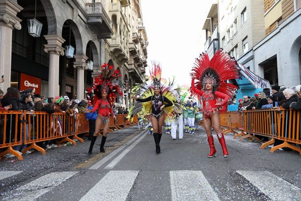 FOTO e VIDEO - Via al Carnevale, lo spettacolo nel centro di Varese