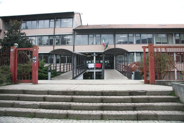 Incendio nei laboratori della scuola: studenti evacuati allo Stein di Gavirate Incendio nei laboratori della scuola: studenti evacuati allo Stein di Gavirate