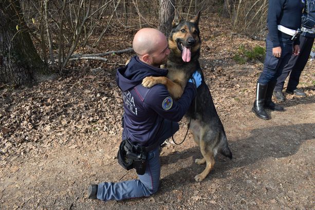 Blitz anti droga al Parco Pineta: il cane poliziotto Radau scopre l'hashish nascosto sotto terra