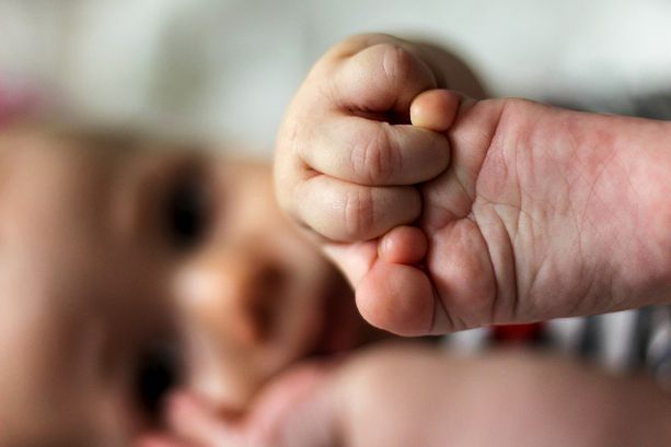 Induno Olona, il bimbo ha fretta di nascere: mamma partorisce davanti alla farmacia