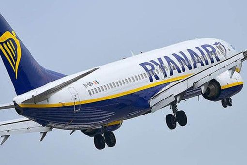 Problema al carrello dopo il decollo per un volo Ryanair: l'aereo costretto a rientrare a Malpensa