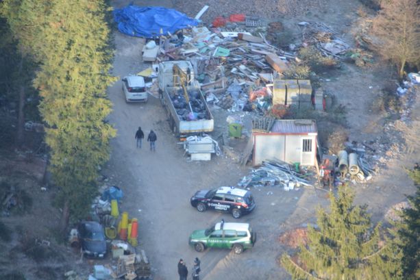FOTO e VIDEO. Cadegliano Viconago, sequestrata discarica abusiva al confine con la Svizzera: otto persone denunciate