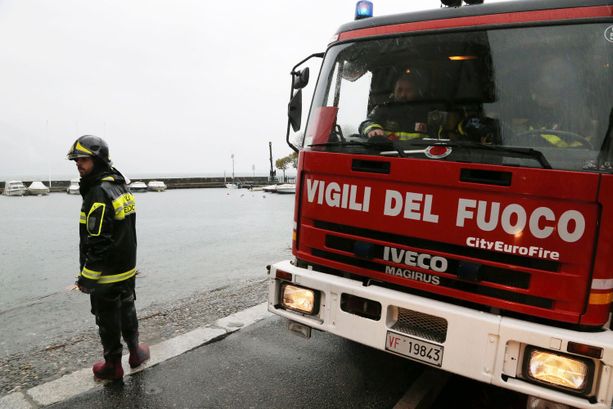 Torna da una festa in maschera e finisce con l'auto nel Lago Maggiore: salva per miracolo
