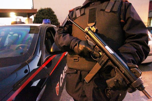 Notte movimentata a Biandronno: minaccia i familiari con un coltello, poi aggredisce i carabinieri