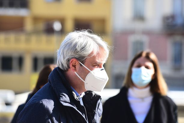 Galimberti a Maroni: «Caro Bobo, è un dispiacere non competere con te alle elezioni. Ti auguro una pronta guarigione!»