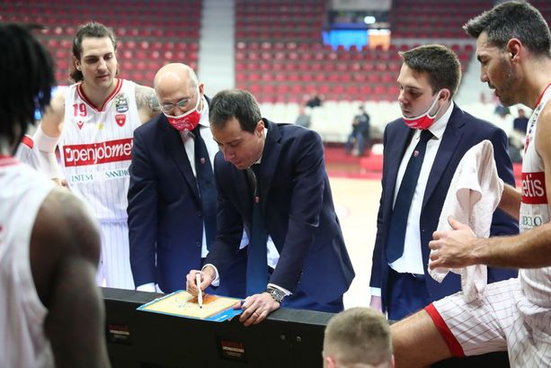 Una squadra e il suo allenatore ultimi per induzione. La campanella dell’ultimo giro è suonata