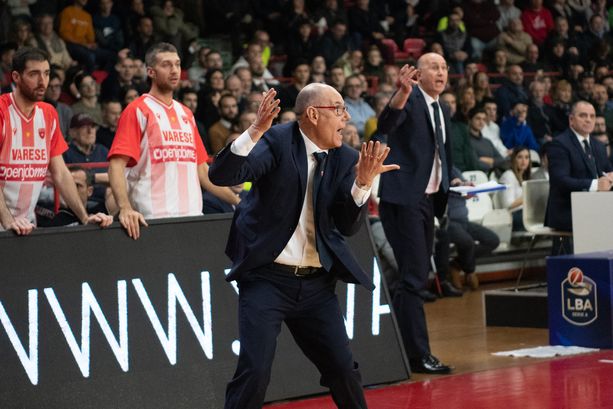 La Pallacanestro Varese non ci sta. Conti: «Inaccettabile subire una sconfitta dalla terna arbitrale»