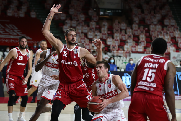 Varese sconfitta ma salva: il regalo arriva da Bologna Varese sconfitta ma salva: il regalo arriva da Bologna