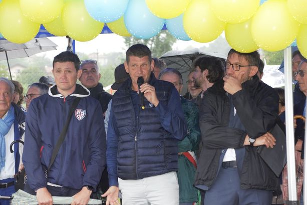 FOTO. I figli di Gigi Riva a Leggiuno per l'intitolazione del campo sportivo al loro grande papà campione: «Legame indissolubile, indimenticabili le partitelle all'oratorio di San Primo»