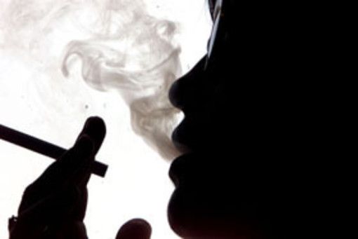 Fra i 13-15enni fuma regolarmente il 16%, per la prima volta le ragazze sono in maggioranza