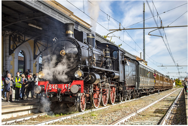 Partito oggi il TrEno TrEno Langhe, Monferrato e Roero, il primo Treno Storico enogastronomico in Italia. Ci saranno diverse possibilità di prenotare l'esperienza Partito oggi il TrEno TrEno Langhe, Monferrato e Roero, il primo Treno Storico enogastronomico in Italia. Ci saranno diverse possibilità di prenotare l'esperienza