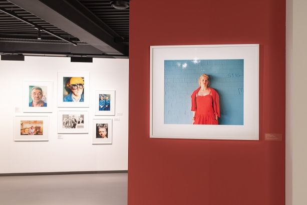 Every day is Saturday: ritratti inglesi. La mostra di fotografia che anima Mougins