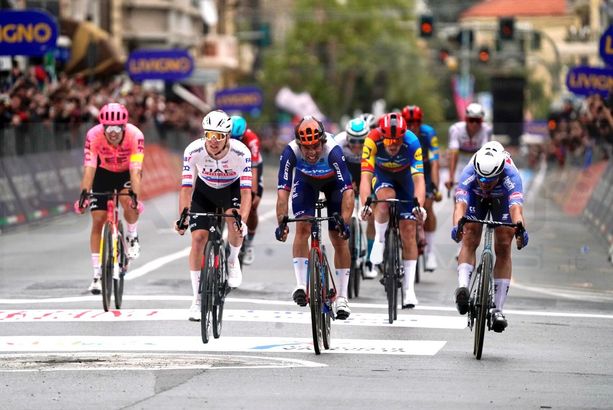 Milano-Sanremo: la spunta il belga Jasper Philipsen, la sentenza nella volata di via Roma (Foto)