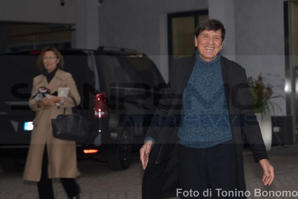 Festival di Sanremo: dopo Amadeus è arrivato anche Gianni Morandi, delirio di fan di fronte all'hotel Globo (Foto) Festival di Sanremo: dopo Amadeus è arrivato anche Gianni Morandi, delirio di fan di fronte all'hotel Globo (Foto)